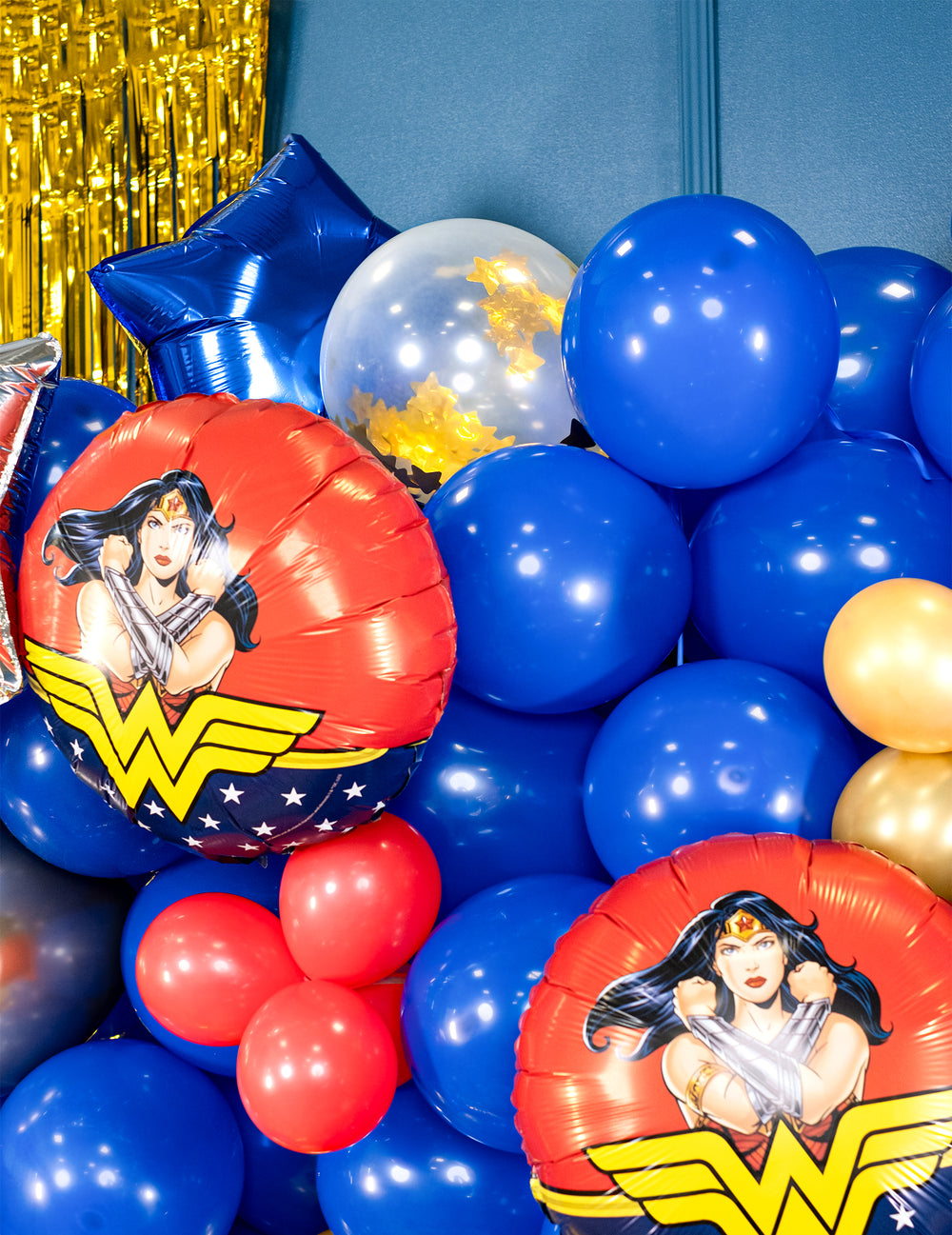 Mise en situation décorative du ballon en latex transparent avec étoiles dorées