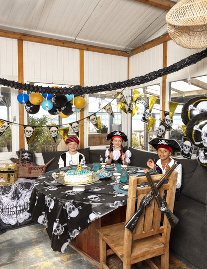 Context de petrecere de aniversare cu baloane din latex cu temă de pirat