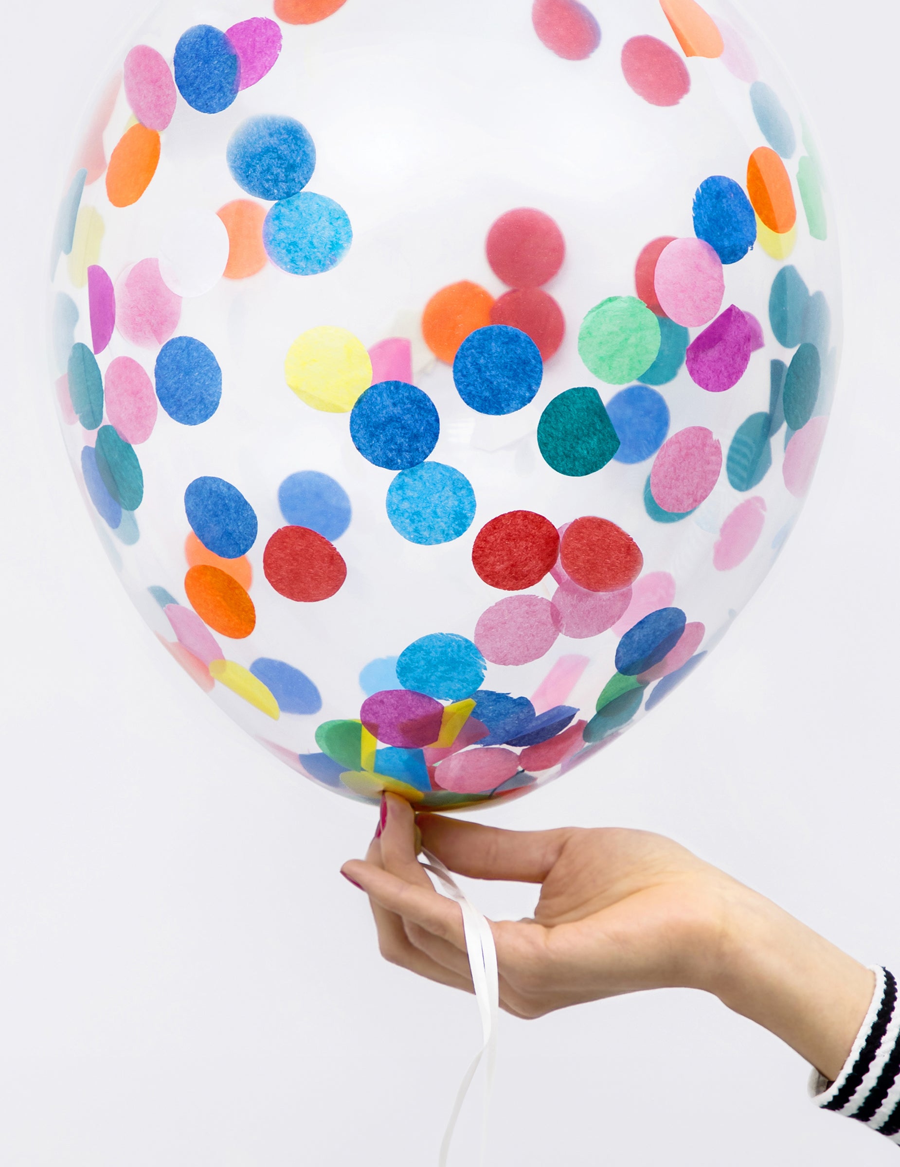 Gros plan sur les confettis des ballons en latex confettis multicolores pour fête transparents