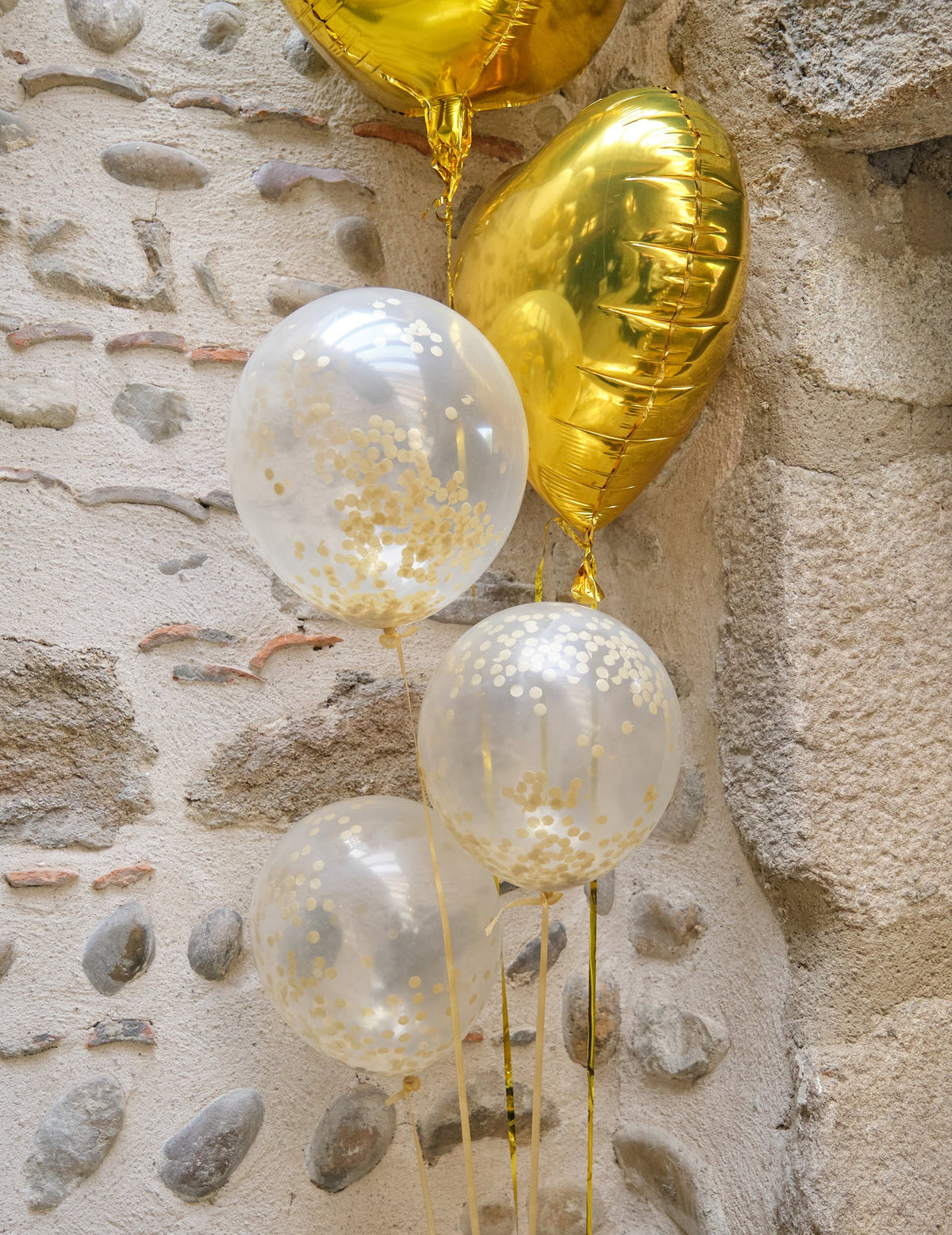 Mise en situation des ballons en latex avec confettis transparents ocre doré