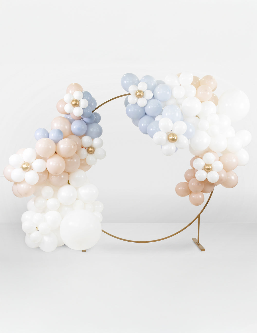 Mise en situation sur une arche du kit de ballons fleurs pour fête