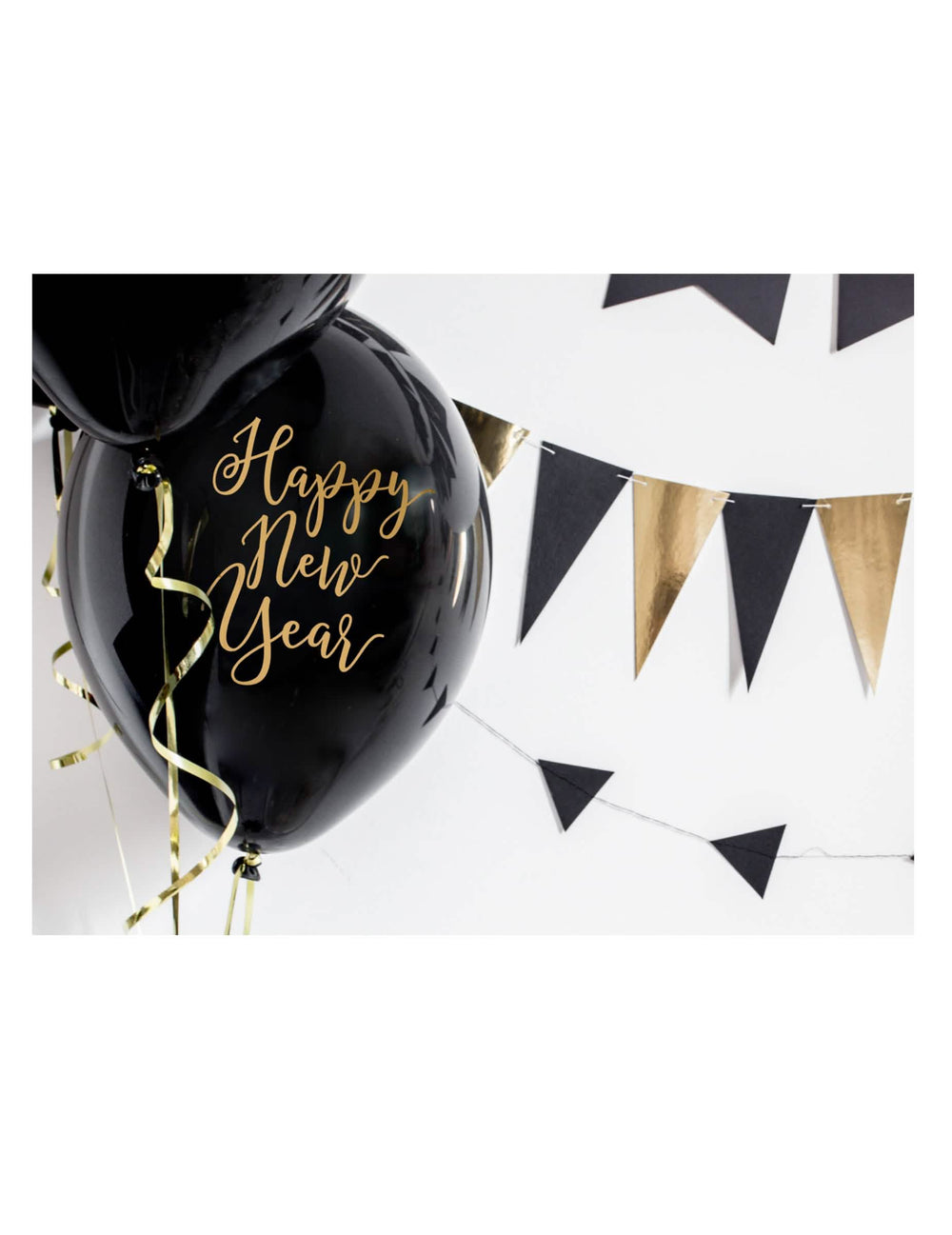 Detaliul imprimeului auriu al baloane latex Happy New Year negru și auriu