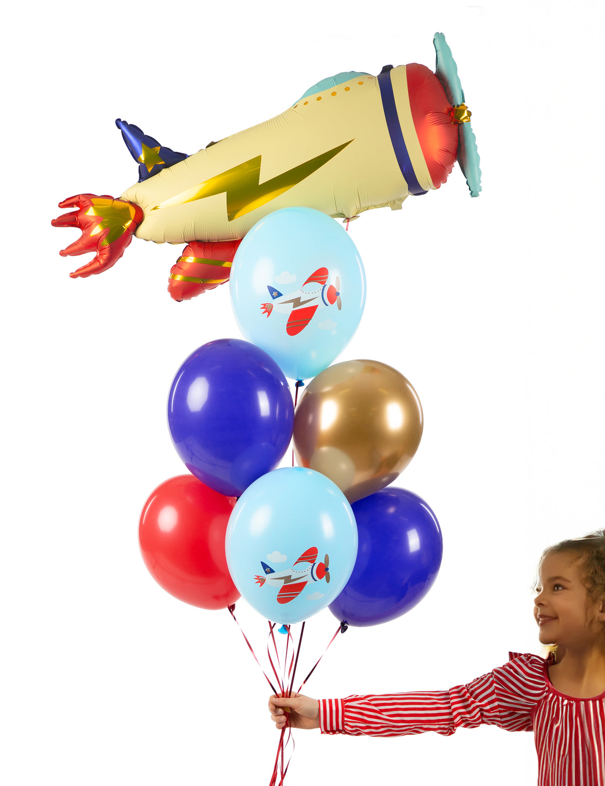 Mise en situation avec une fillette des ballons petit avion pour enfant