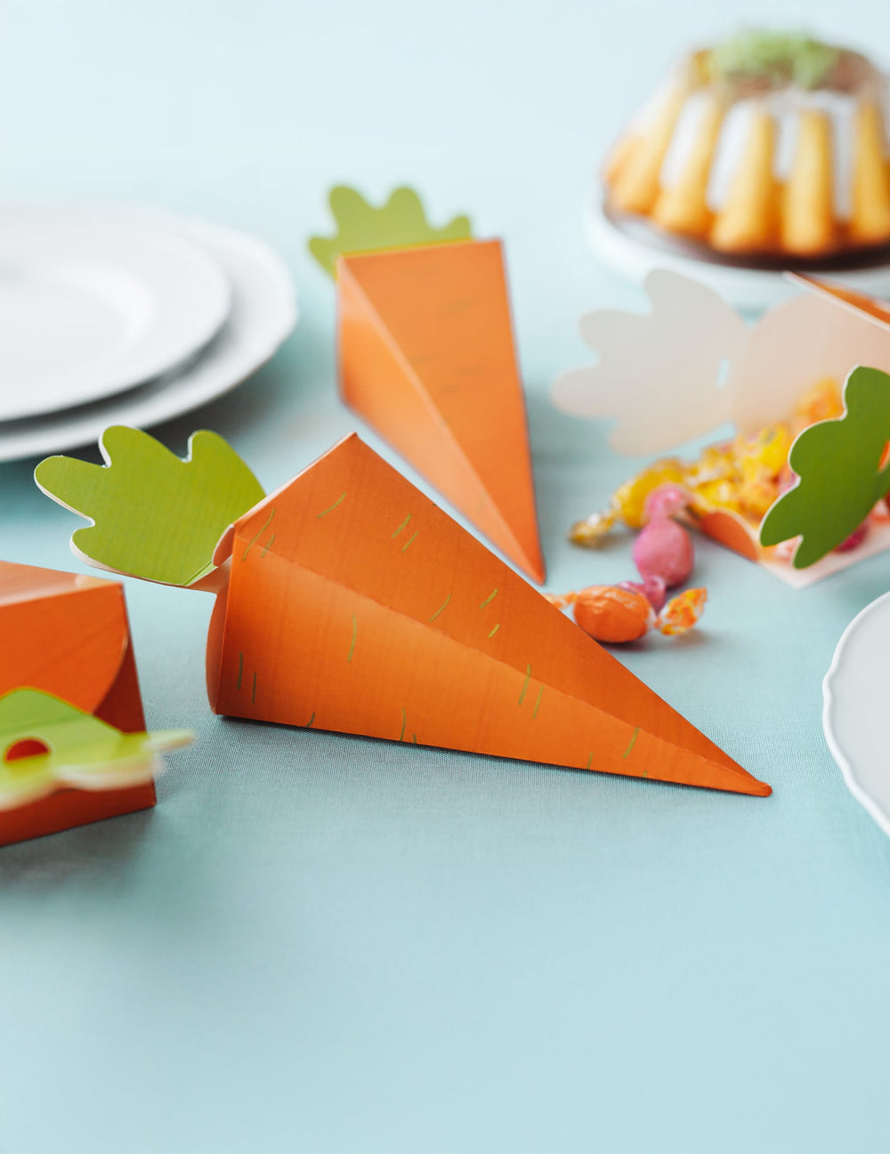 Bonbons à l'intérieur des boîtes carottes en carton