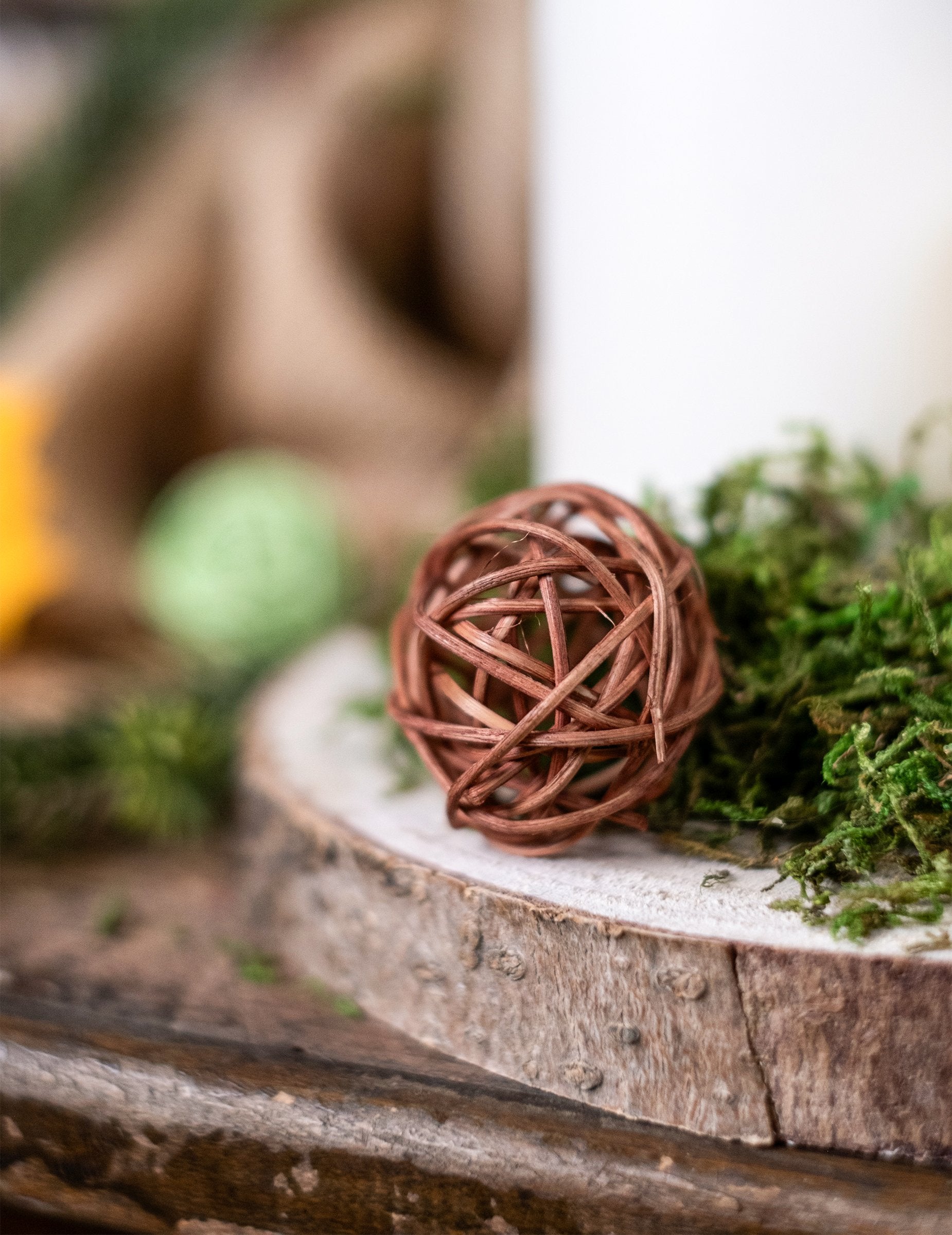 Prim-plan pe o bilă maro pe un suport din lemn a bilelor din rattan pentru decorarea petrecerilor