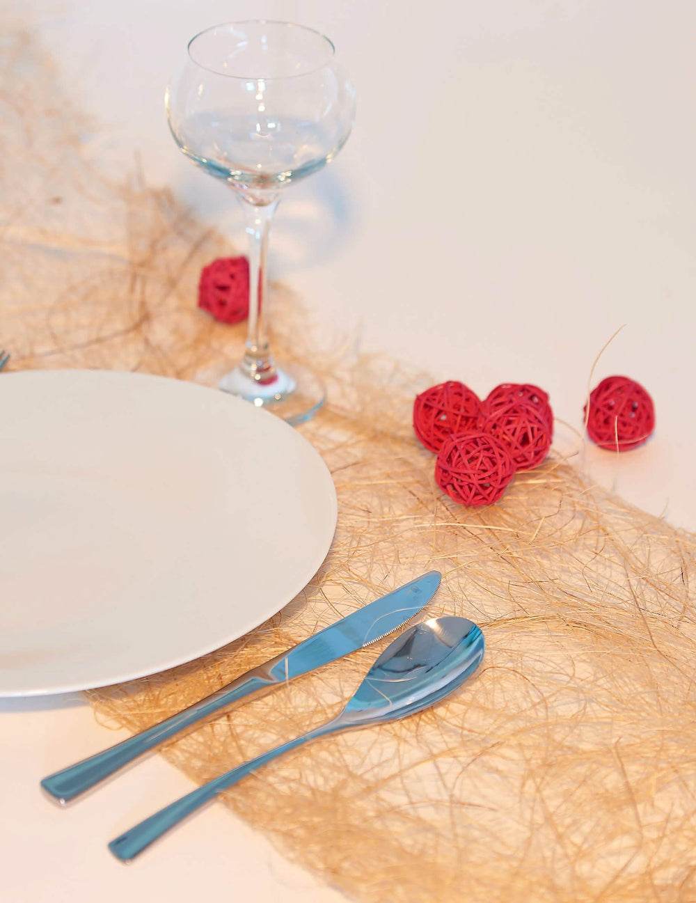 Aranjare de masă cu bile decorative din răchită pentru decorarea petrecerii