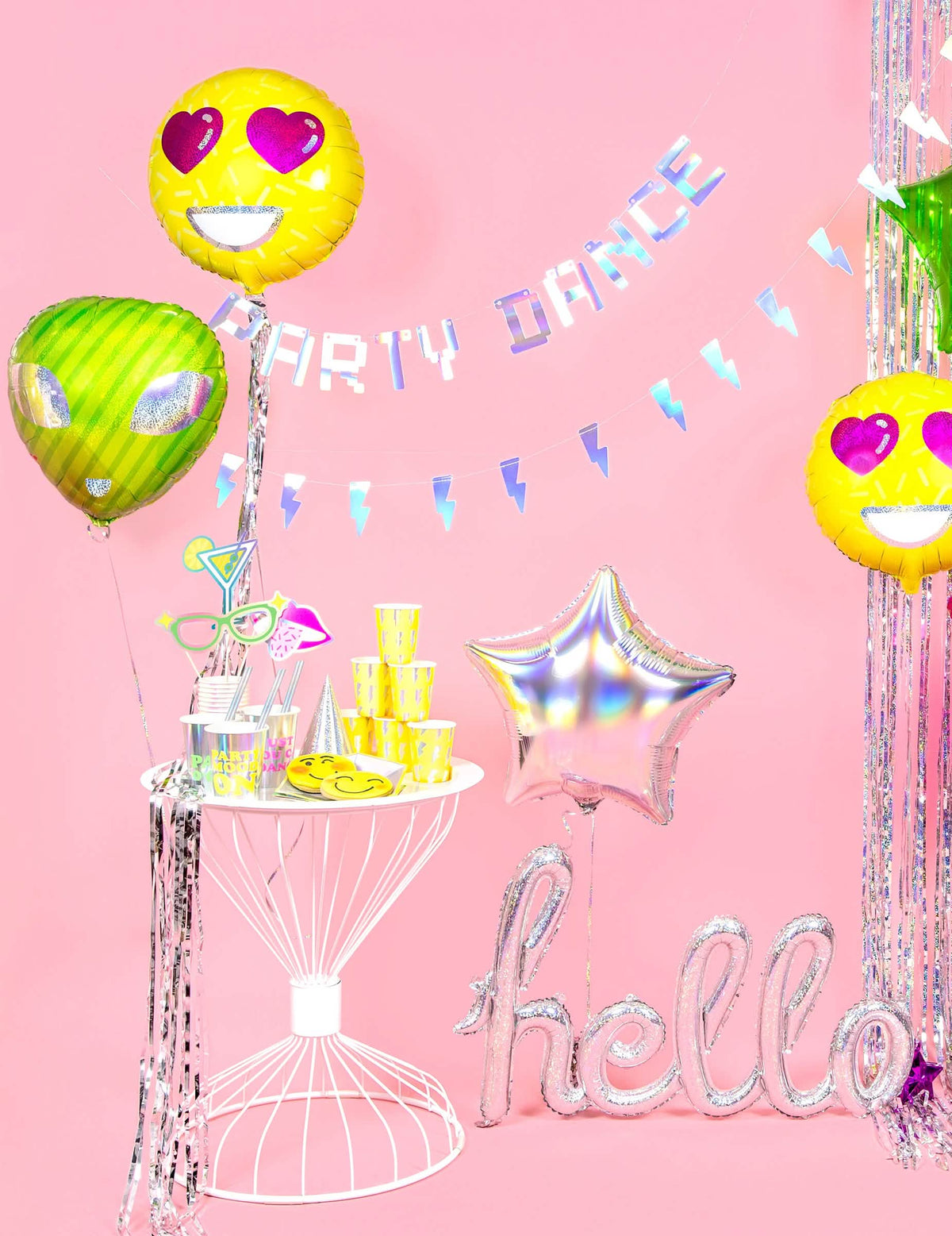 Punerea în scenă a pălăriei de petrecere pentru aniversare iridescentă