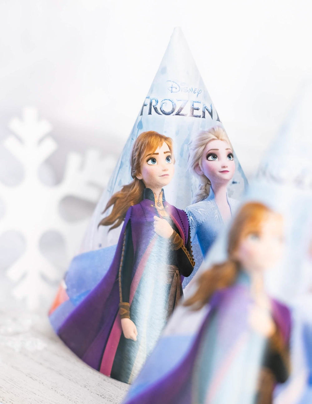 Prim-plan asupra personajelor Anna și Elsa de pe pălăria de petrecere din carton Regatul de Gheață 2
