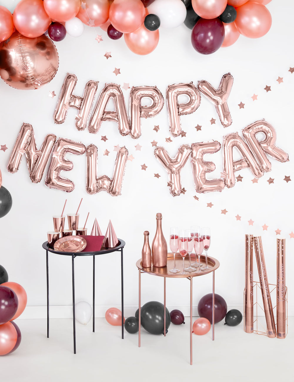 Mise en situation des chapeaux de fête pour anniversaire rose gold métallisé en carton