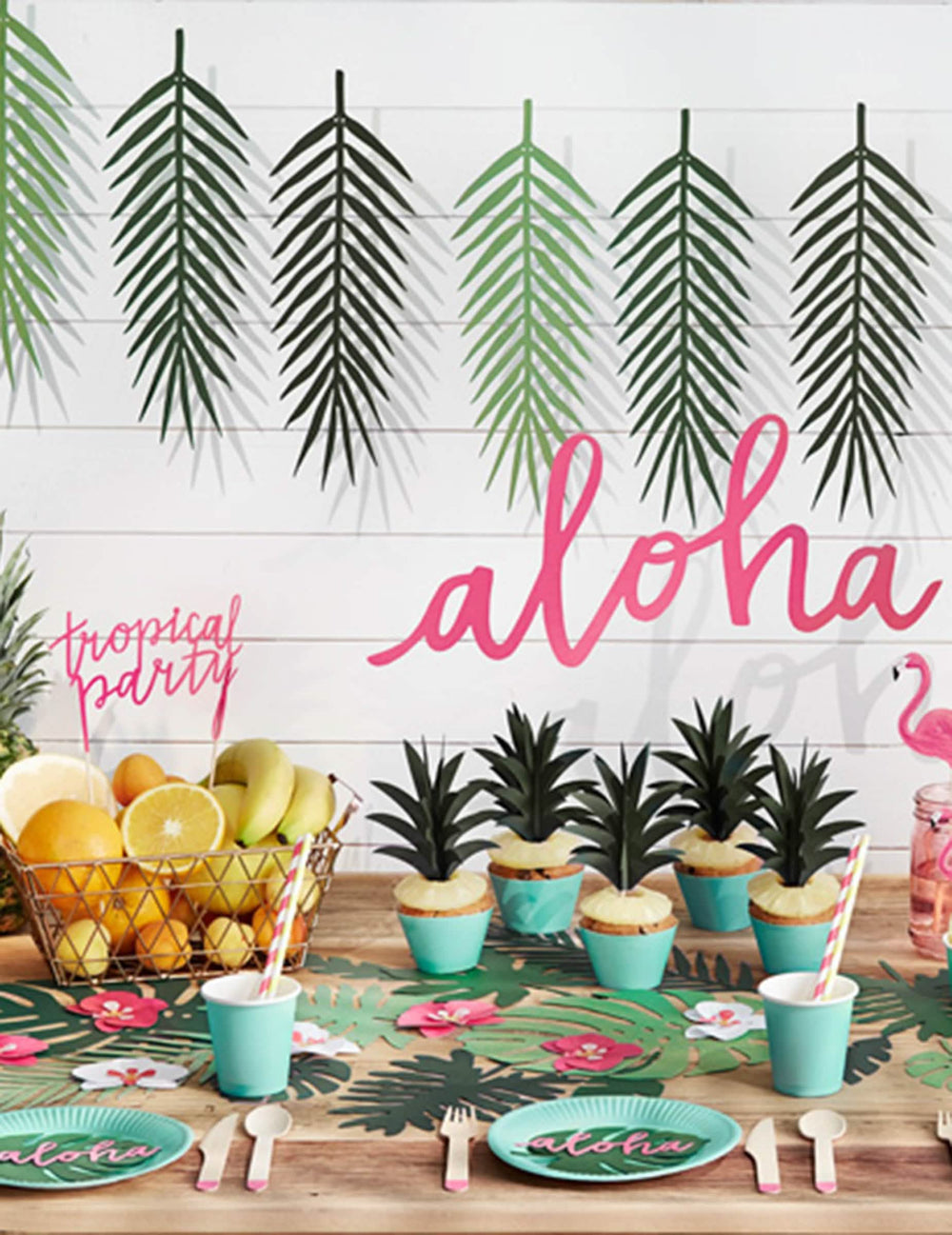 Aranjament pe un bufet cu decorațiuni de masă frunză hawaii monstera