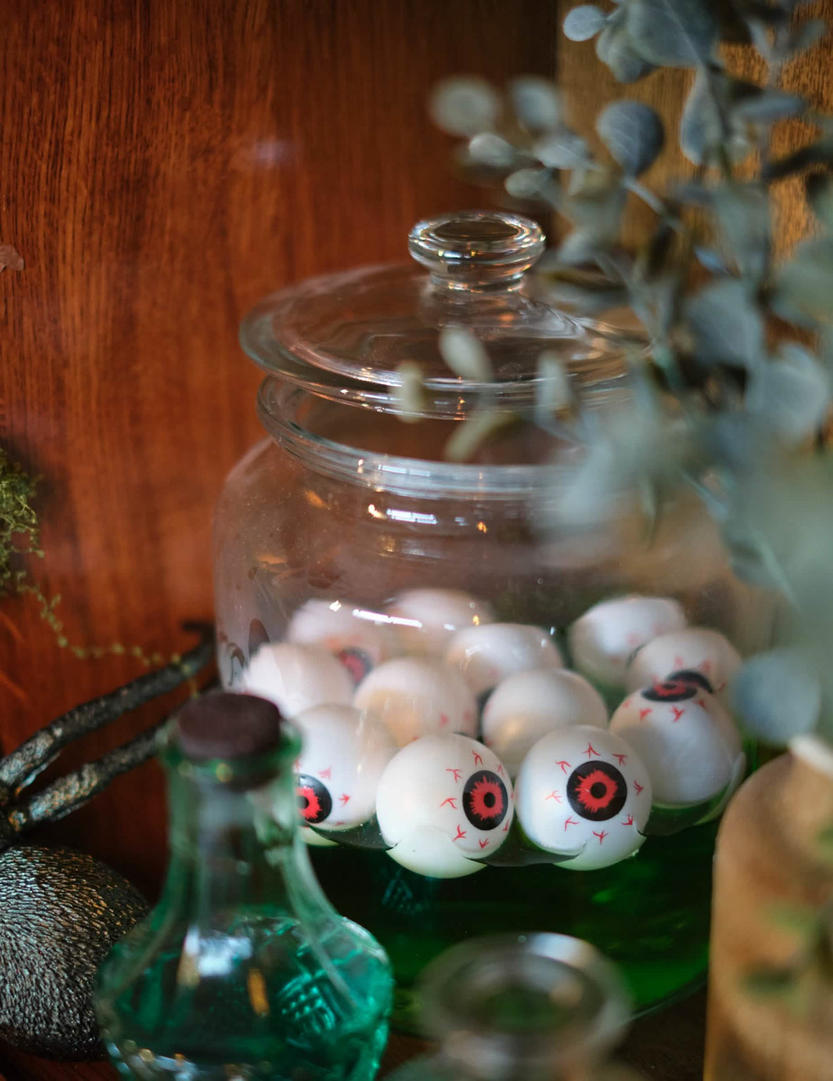 Decor într-un borcan cu ochi mici globuloși pentru halloween