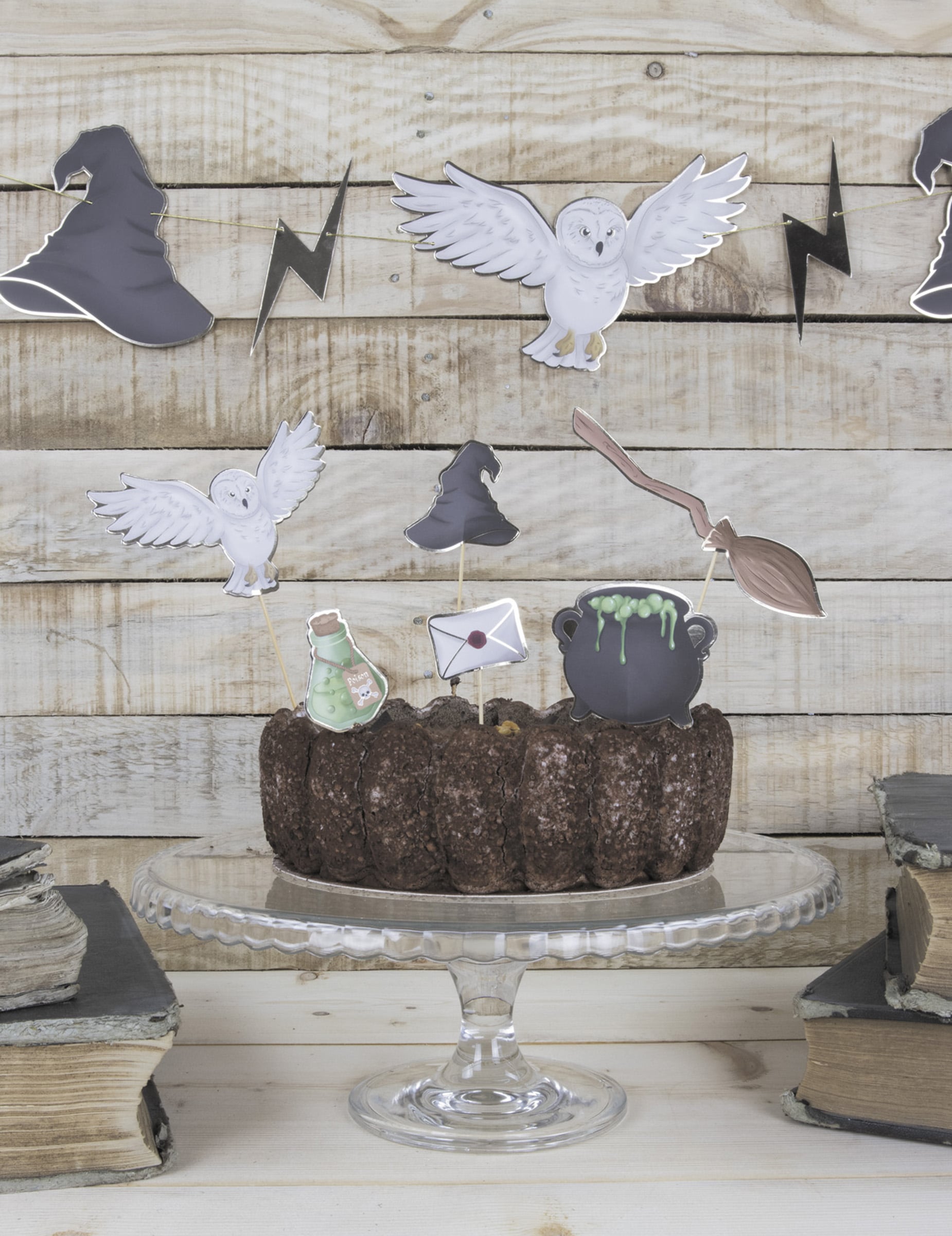 Mise en situation sur un gâteau des décorations pour gâteau apprenti sorcier