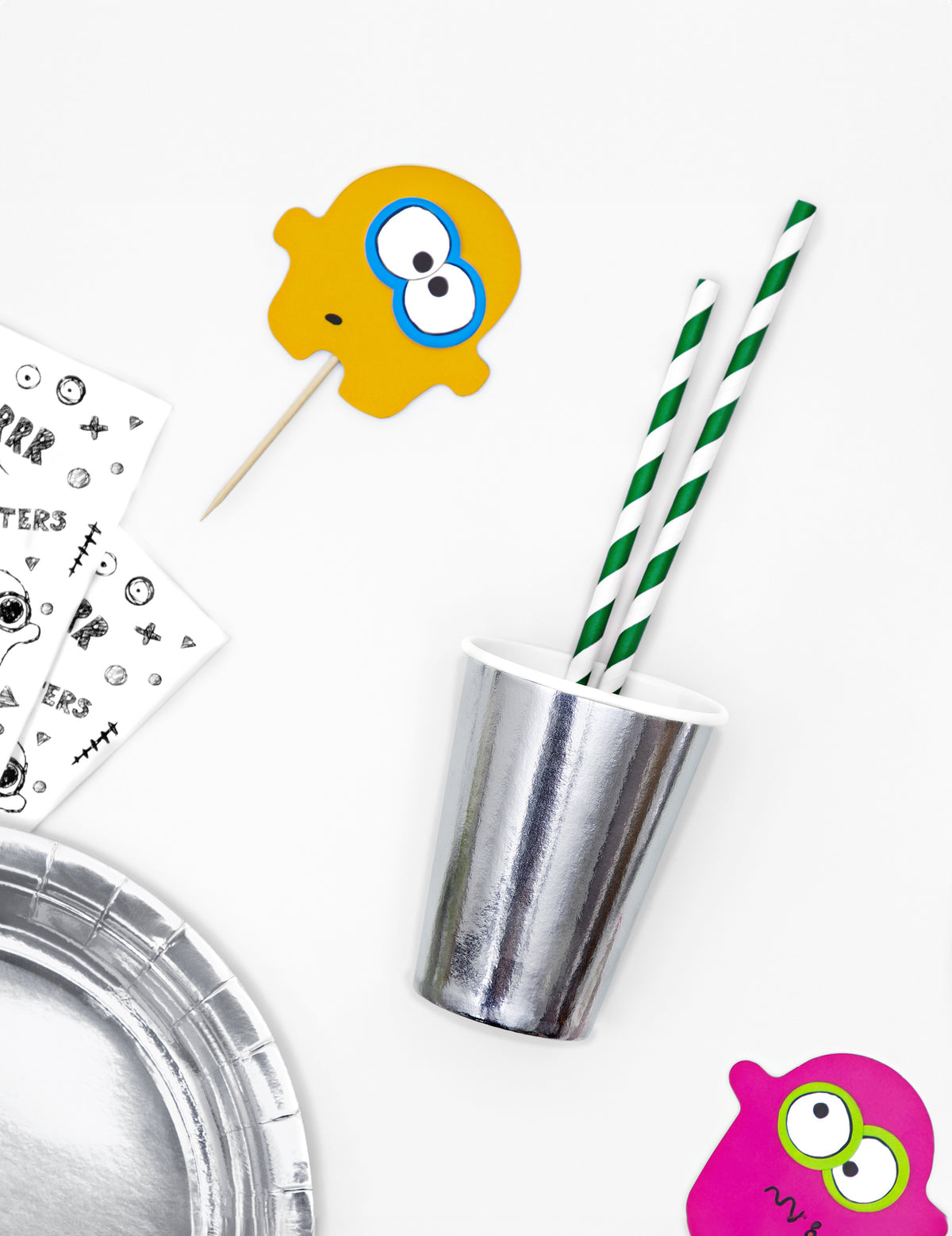 Mise en situation des gobelets argentés pour fête avec pailles et accessoires de table