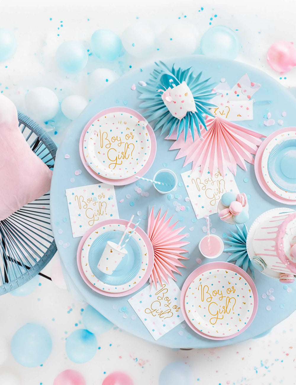 Vedere de sus a decorațiunilor de masă ale paharului din carton boy or girl pentru baby shower
