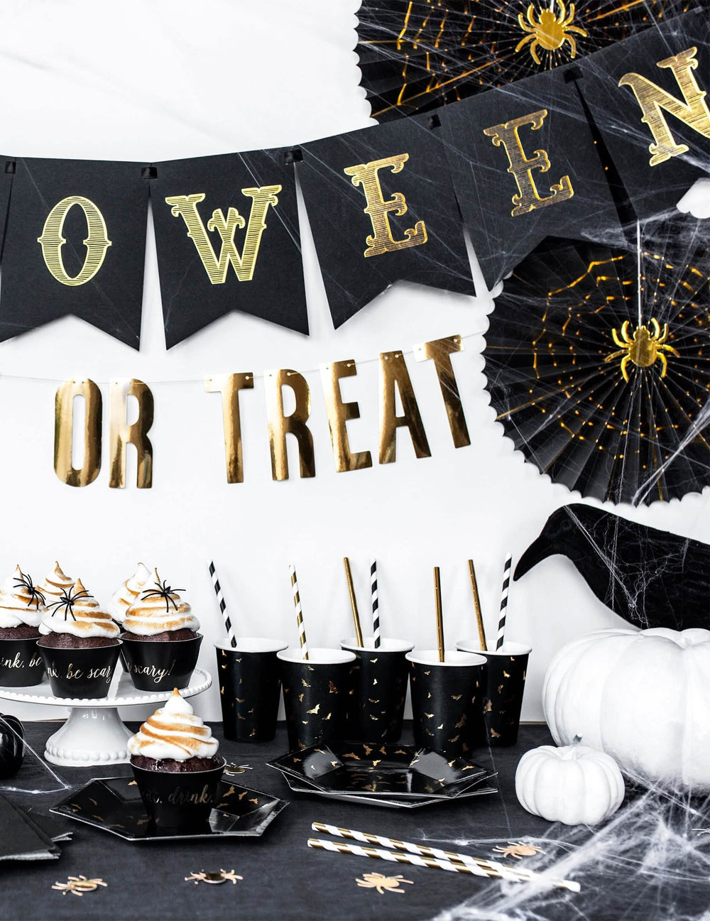 Punere în scenă pe o masă decorată cu pahare de carton cu liliac pentru halloween