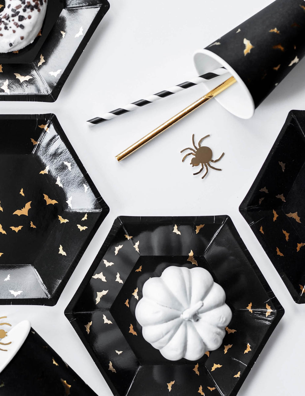 Vedere de sus a decorațiunii de masă cu paharele din carton cu liliac pentru halloween