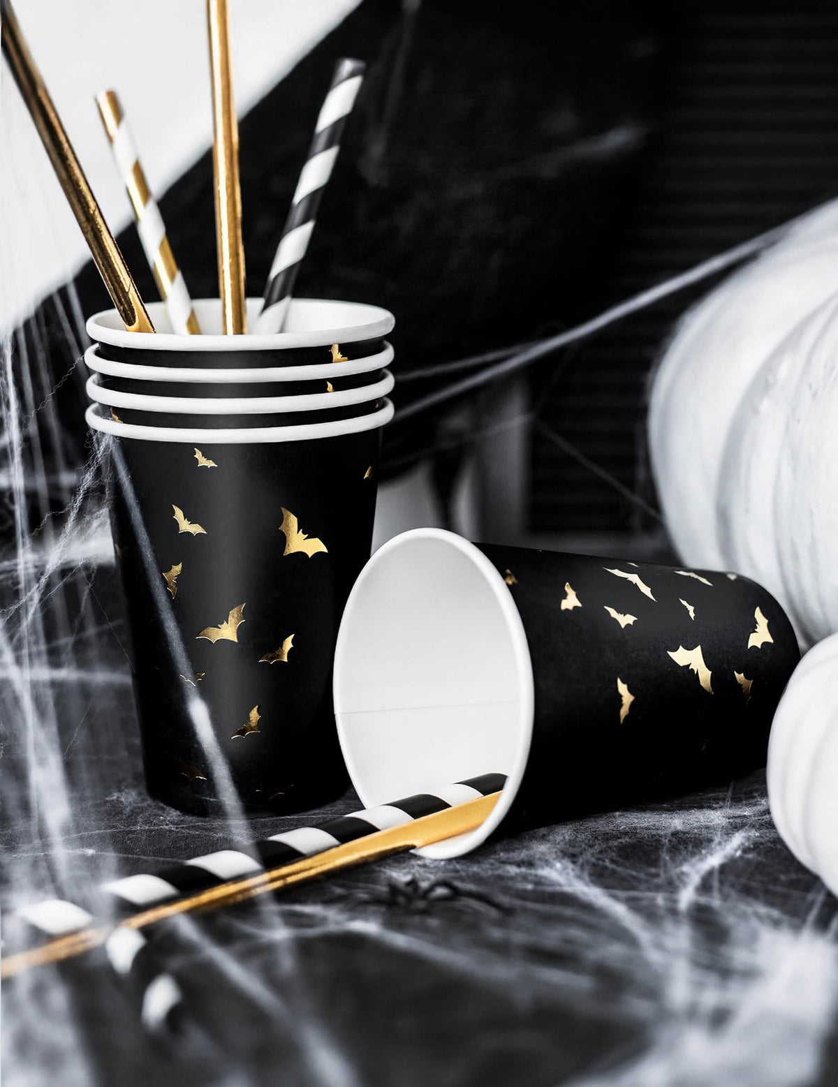 Decor cu paie ale paharului din carton cu liliac pentru halloween