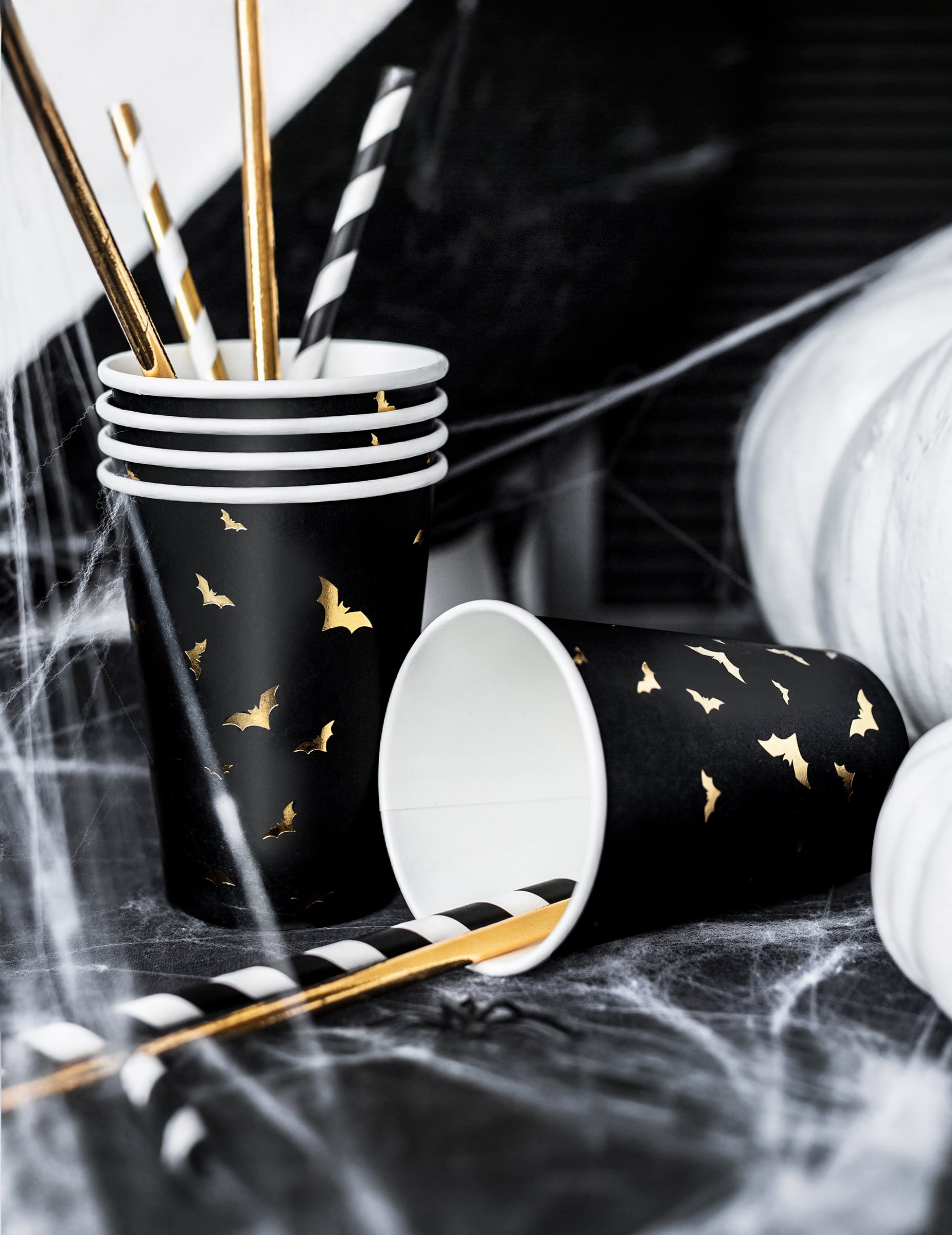 Mise en scène avec pailles du gobelet en carton chauve-souris pour Halloween