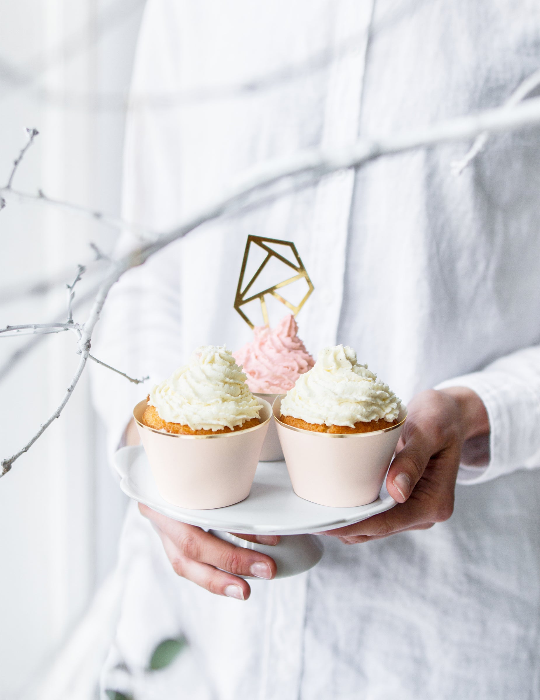 Mise en situation des habillages à cupcake rose poudré et doré métallique en carton