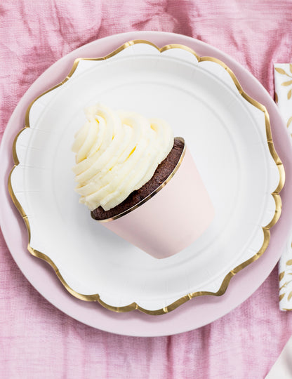 Gros plan des habillages à cupcake rose poudré et doré métallique en carton