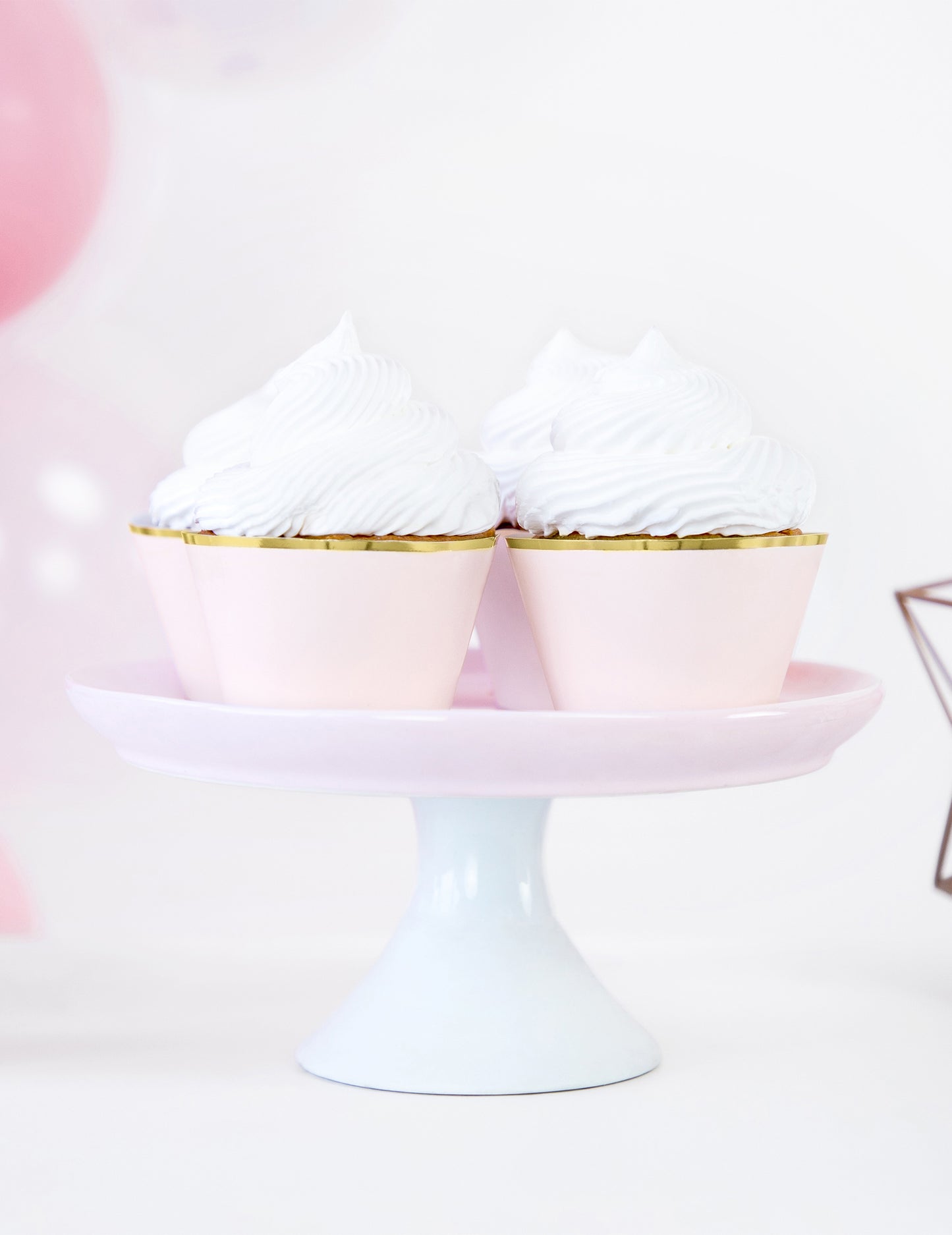 Présentation sur présentoir des habillages à cupcake rose poudré et doré métallique en carton