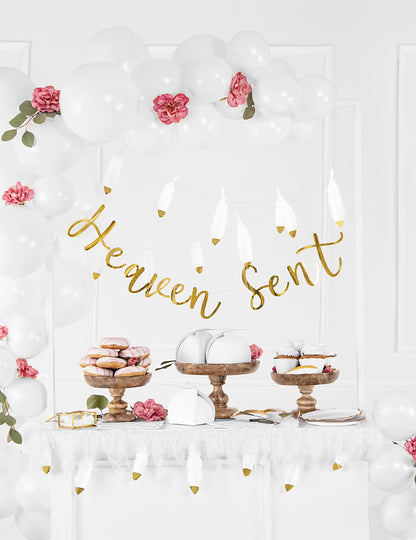 Mise en scène avec ballons et bannière des habillages à cupcakes en papier pour mariage