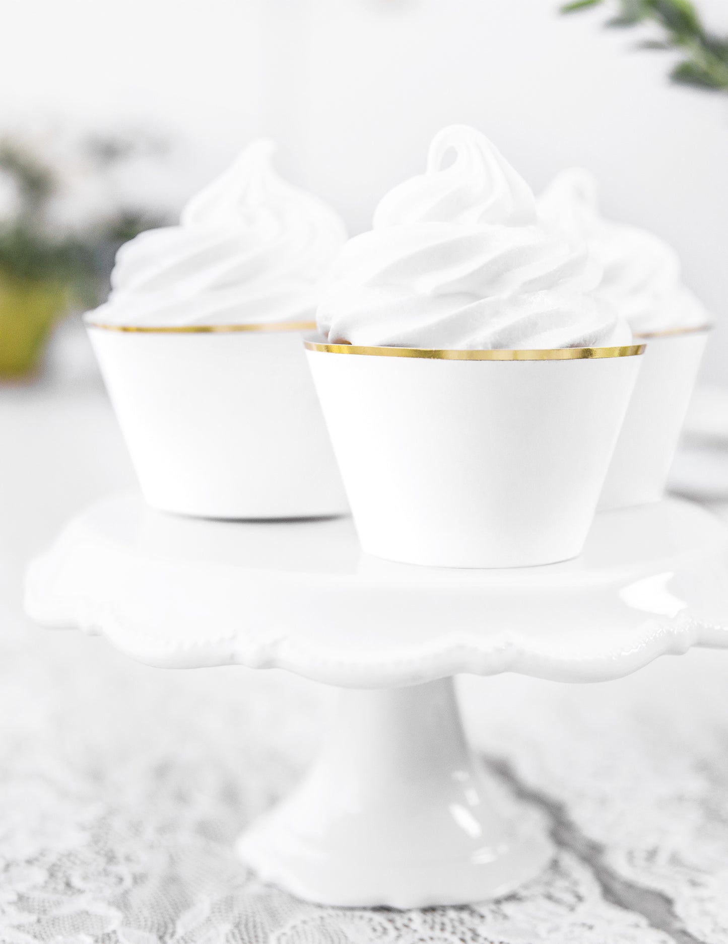 Gros plan sur le liseré doré des habillages à cupcakes en papier pour mariage