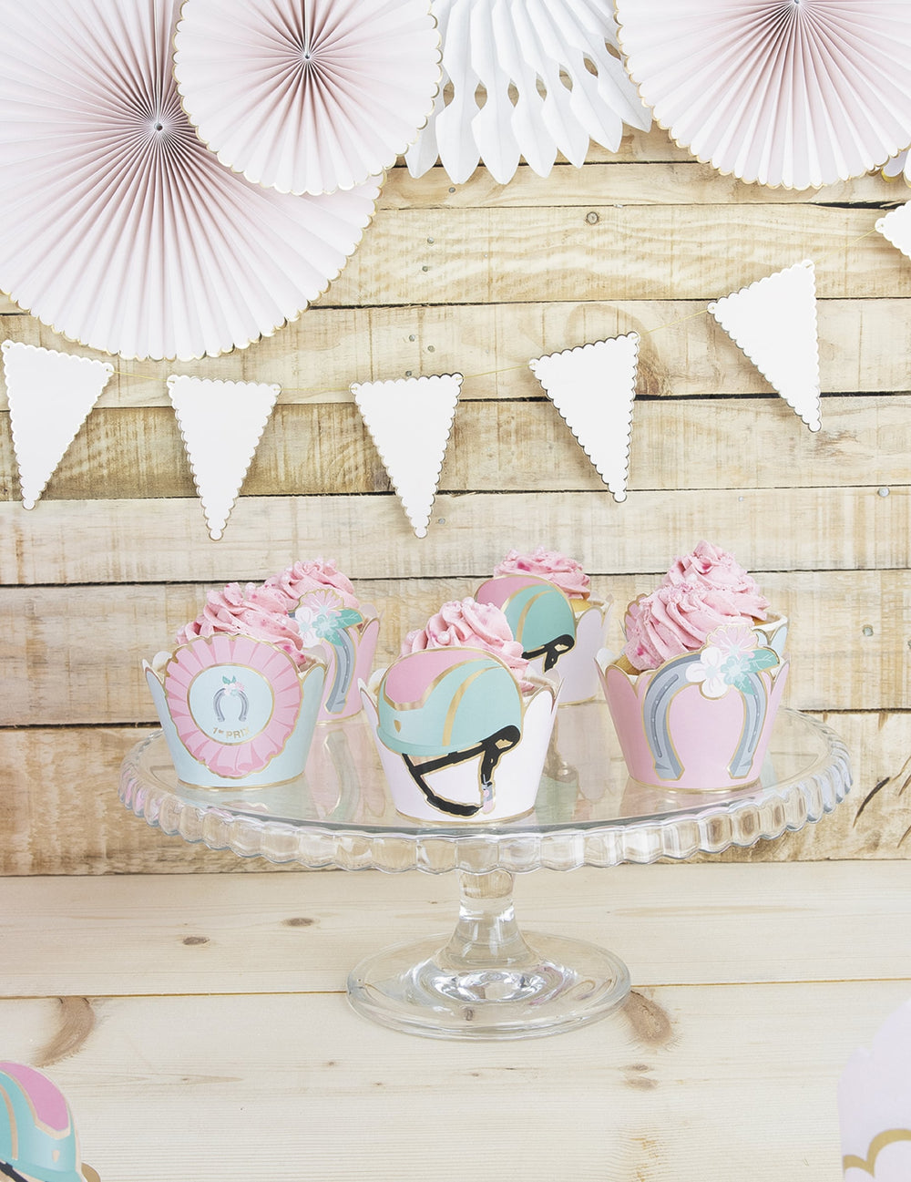 Mise en scène des habillages moules à cupcake cheval bleu et rose pastel