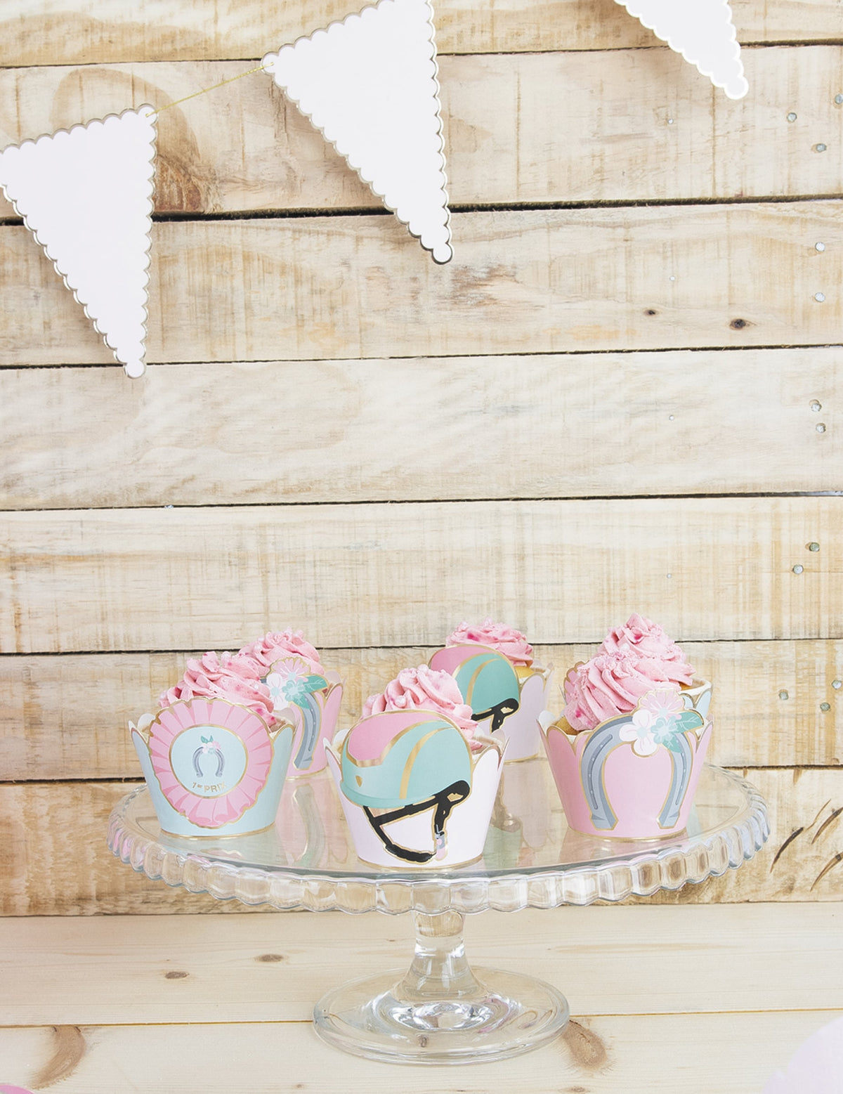Mise en situation sur présentoir des habillages moules à cupcake cheval bleu et rose pastel
