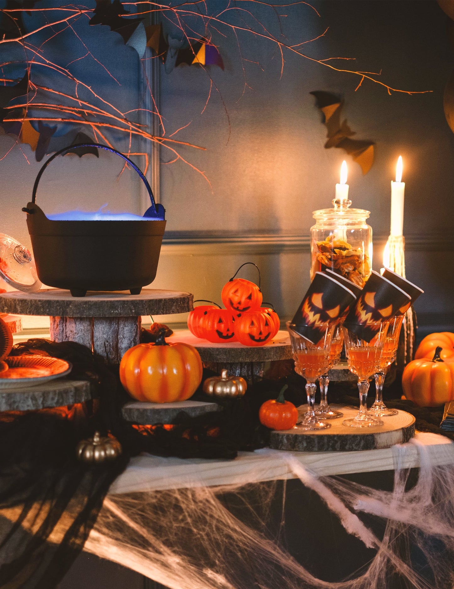 Mise en situation sur une table de fête des mini seaux citrouilles d'Halloween