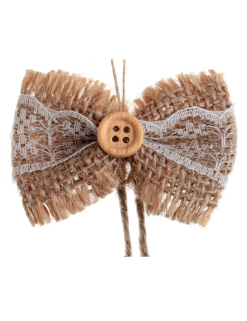 Mise en situation sur flûtes à champagne du mini nœud champêtre pour décoration en jute et dentelle avec bouton en bois