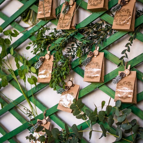 Vue d'ensemble des différents décors des petits sachets kraft pour invités marron avec étiquettes et ficelles blanches