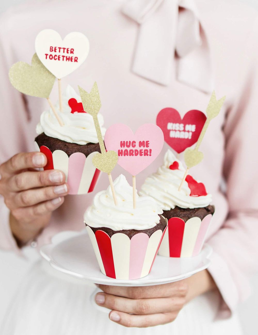 Utilisation sur des cupcakes des pics cœurs dorés à paillettes