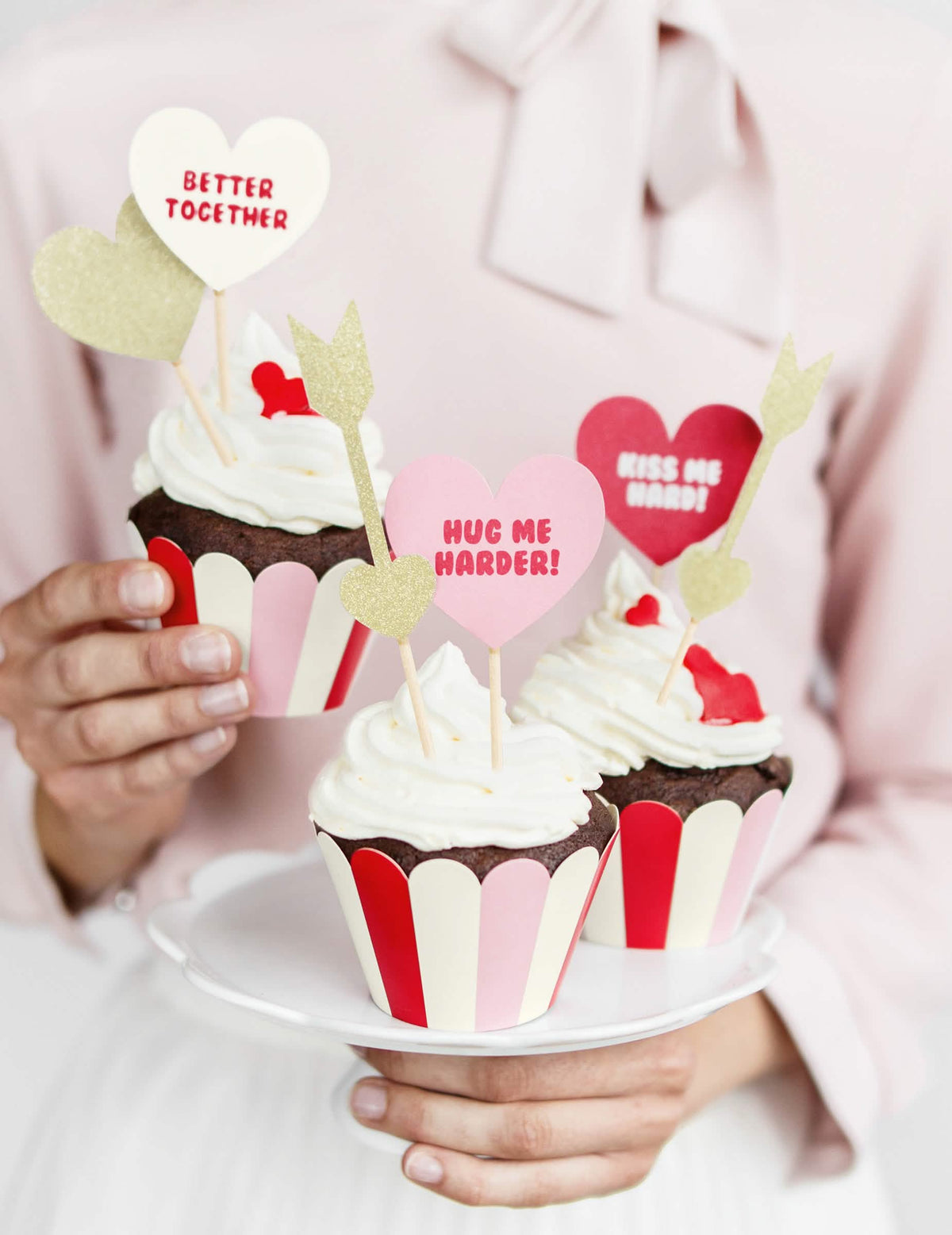 Utilisation sur des cupcakes des pics cœurs dorés à paillettes