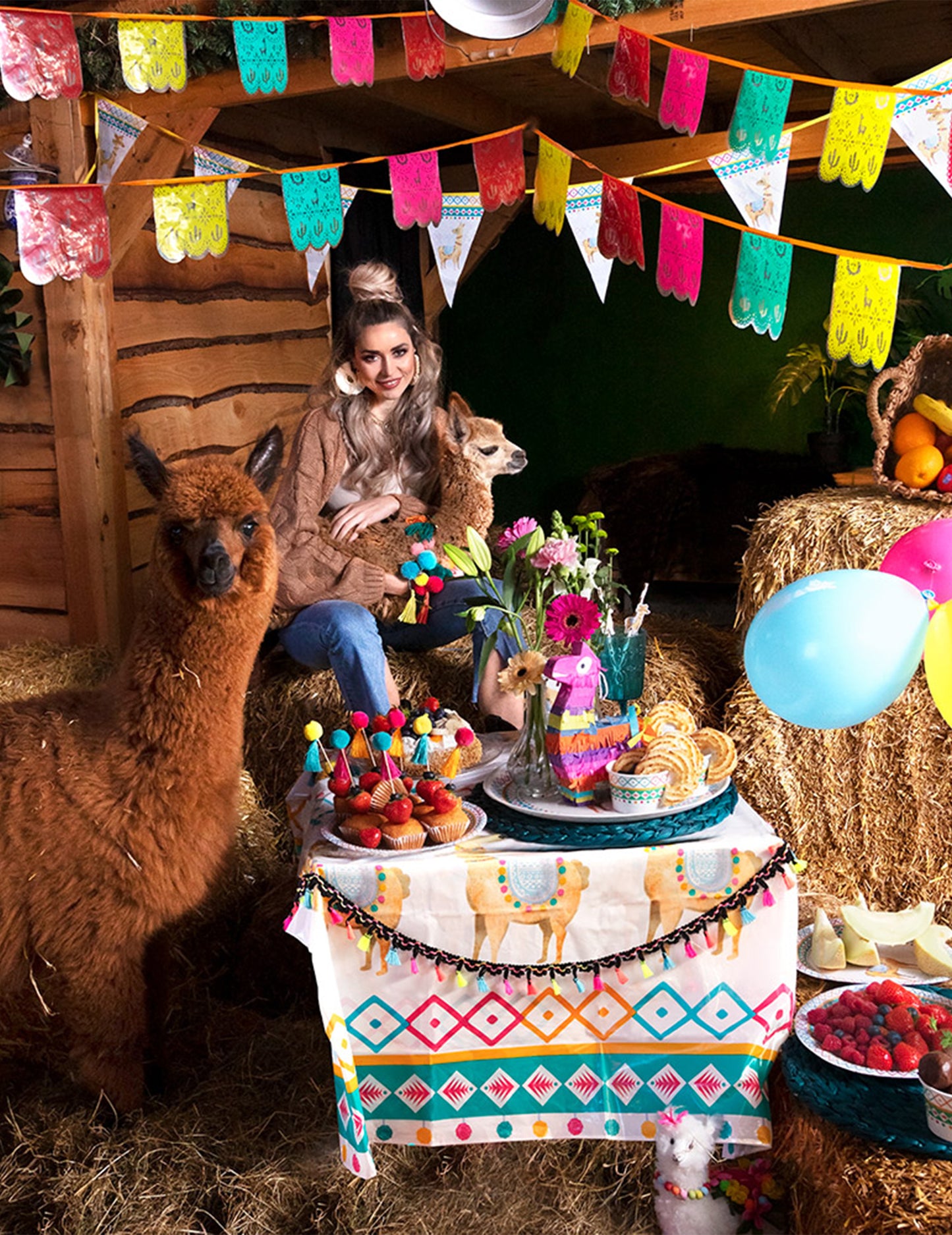 Mise en situation sur une table de fête du pics en bois pompons colorés pour fête