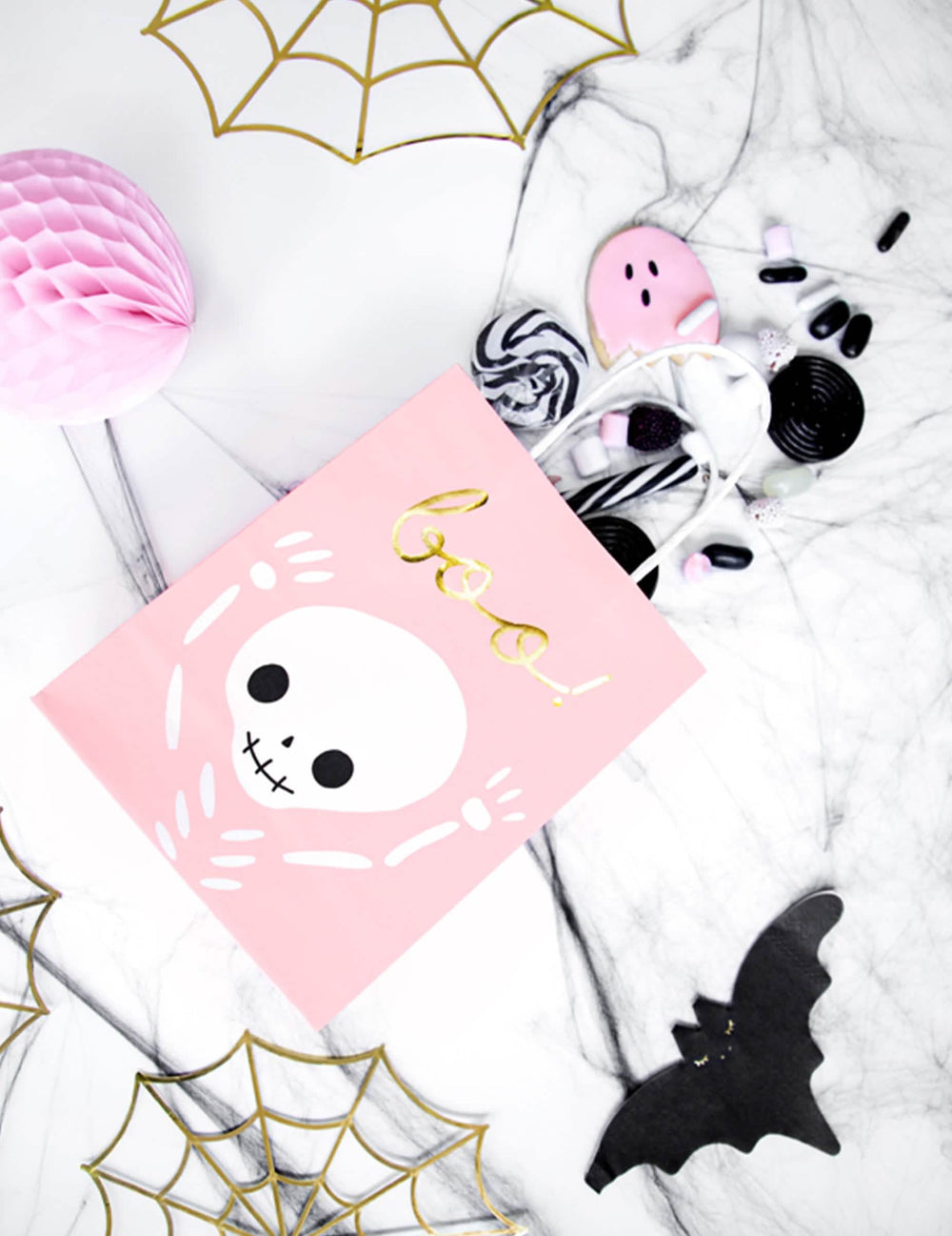 Vedere de sus cu bomboane din sacii de bomboane boo pentru halloween