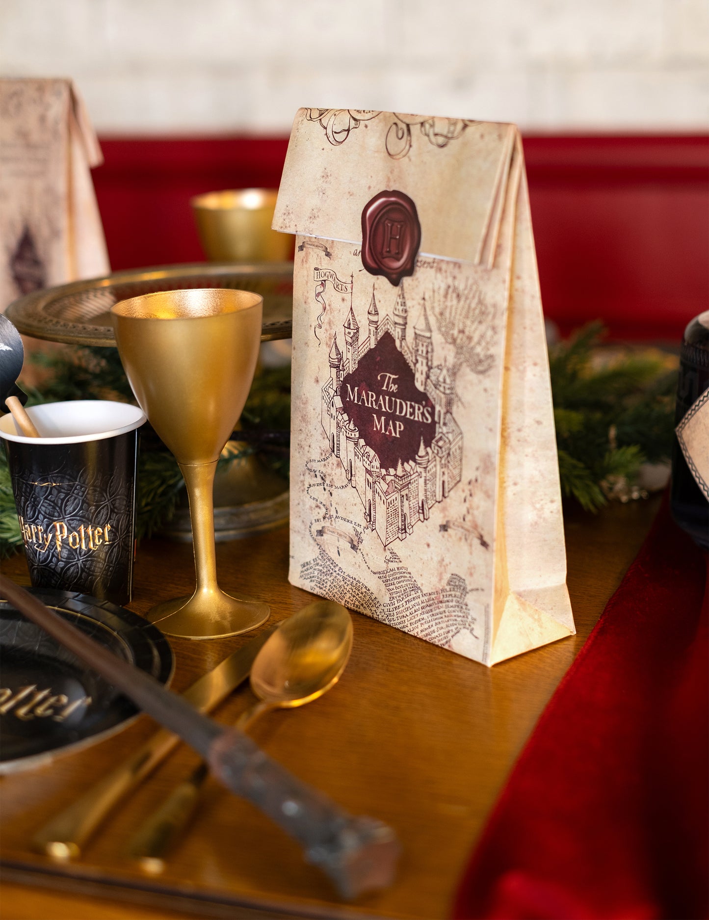 Mise en situation sur une table des sacs cadeaux Harry Potter