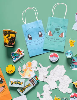 Mise en situation avec accessoires de fête des sacs cadeaux en papier Pokémon