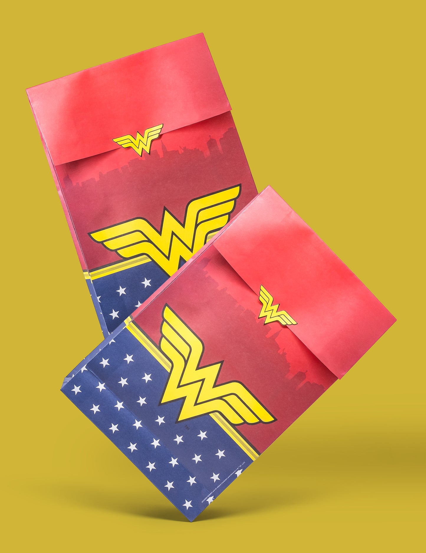 Vue en perspective de deux exemplaires des sacs cadeaux Wonder Woman