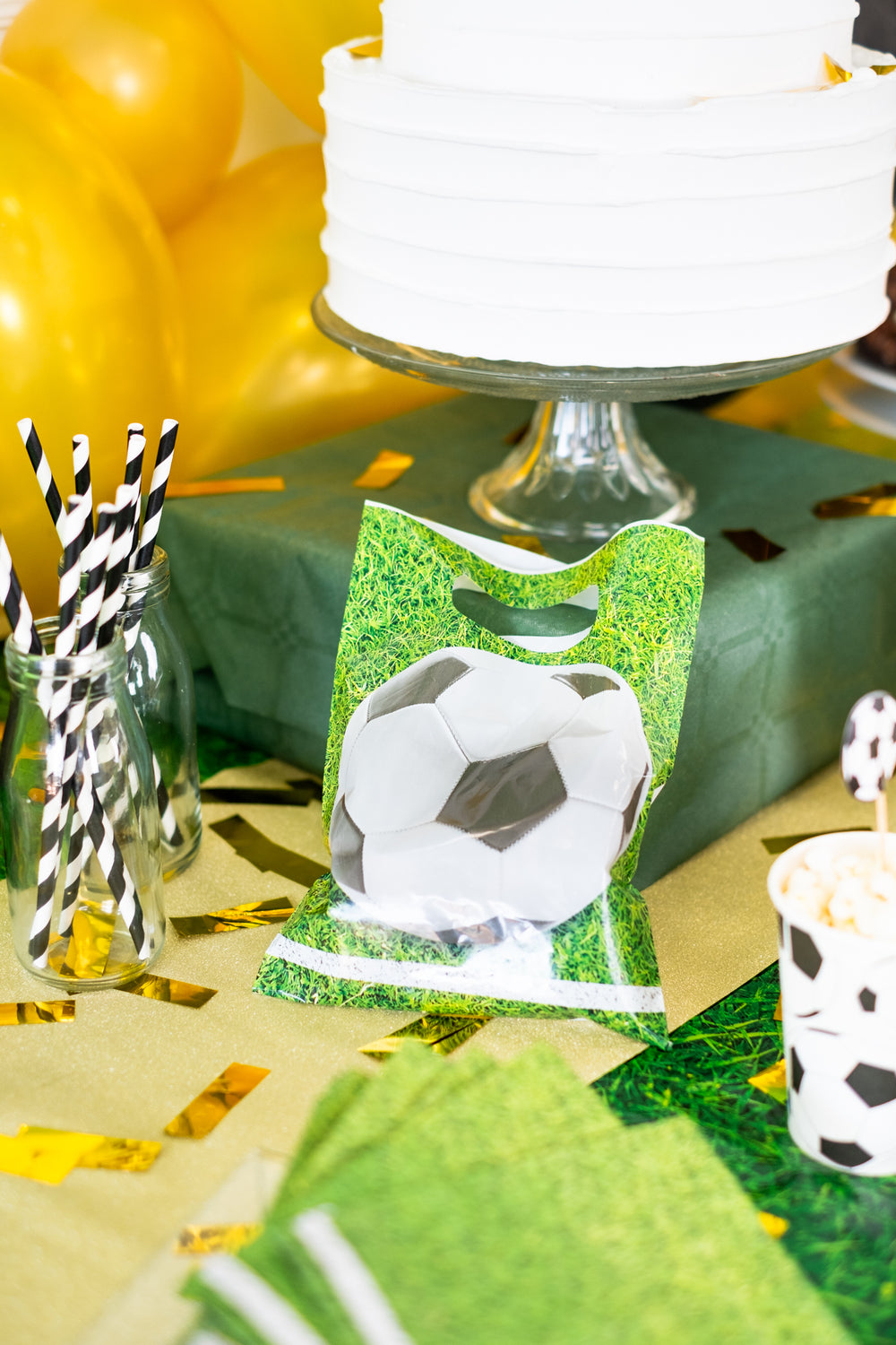 Mise en scène sur une table des sacs de fête en plastique football party