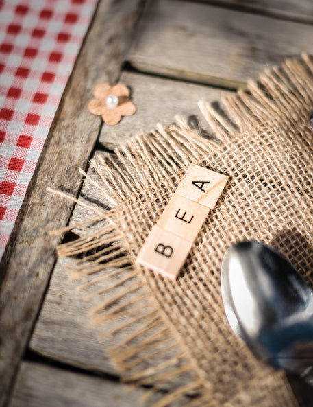 60 de litere ale alfabetului din lemn, stil Scrabble 2 cm pentru decorarea mesei