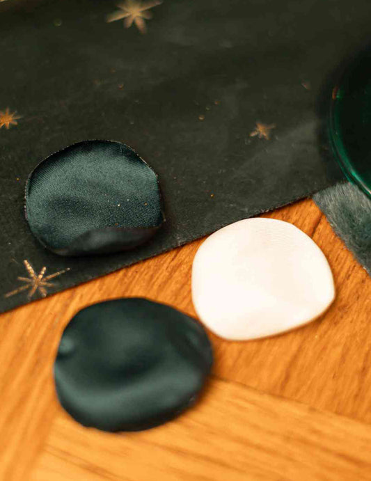 60 petale din satin fildeș și verde închis 3,5 cm