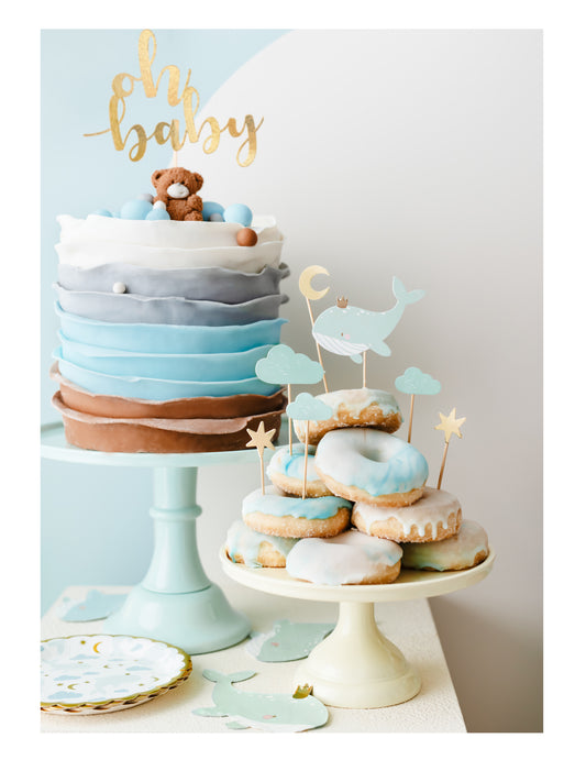 Mise en situation du cake toppers baleine bleu ciel et doré avec nuage