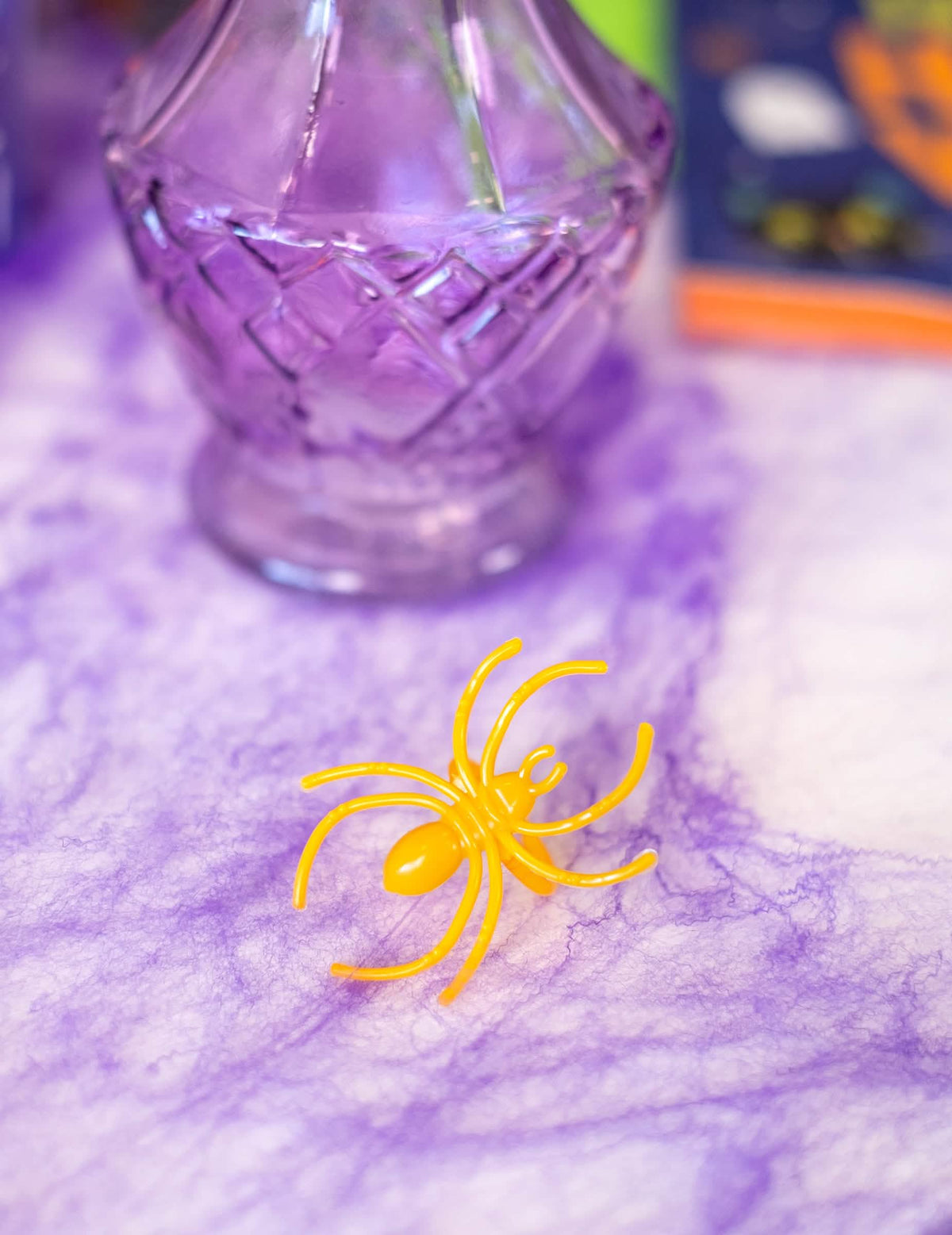 Prim-plan asupra unui inel păianjen portocaliu dintre inelele din plastic cu lilieci și păianjeni pentru halloween