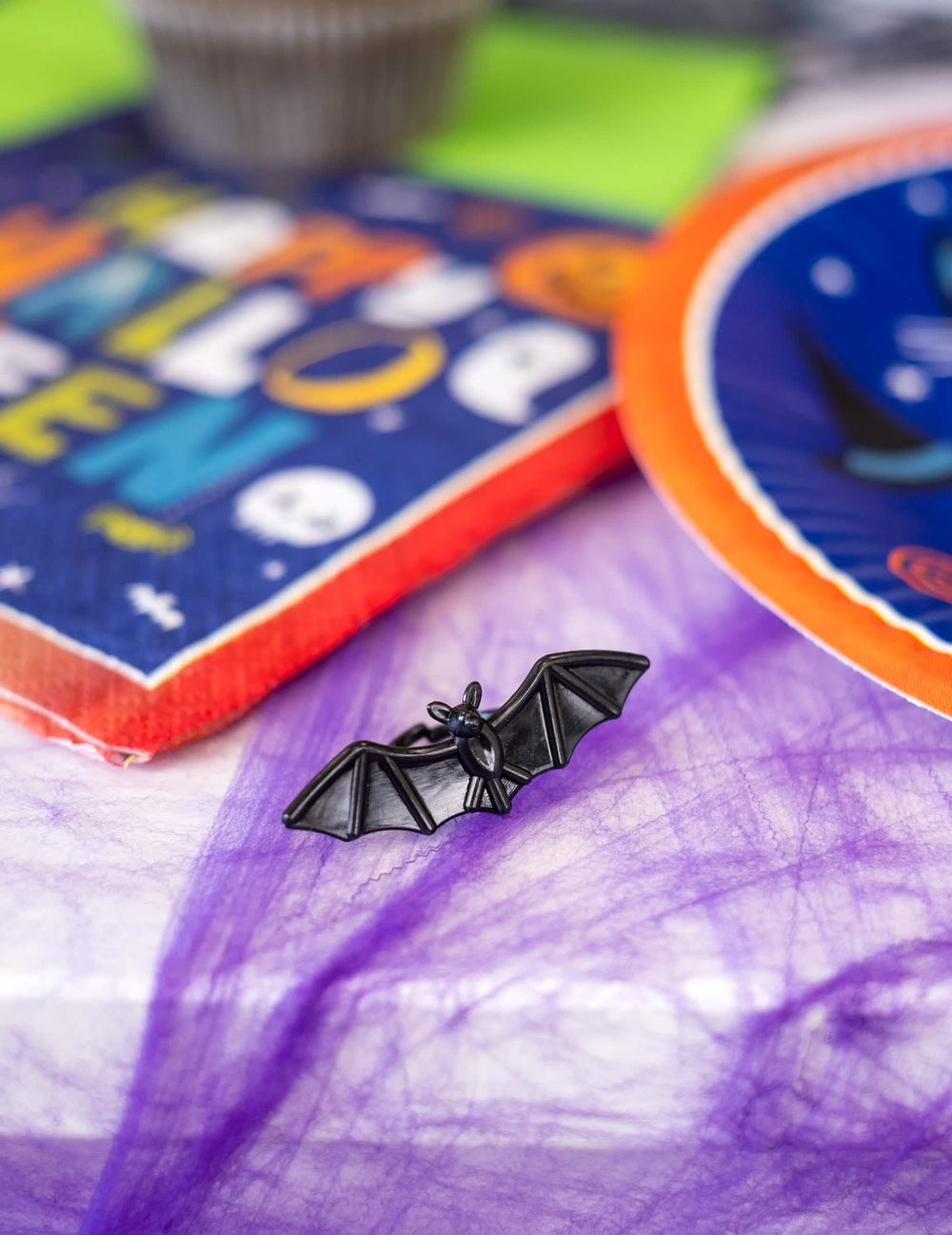 Prim-plan pe un inel liliac negru din inele din plastic cu liliaci și păianjeni pentru halloween