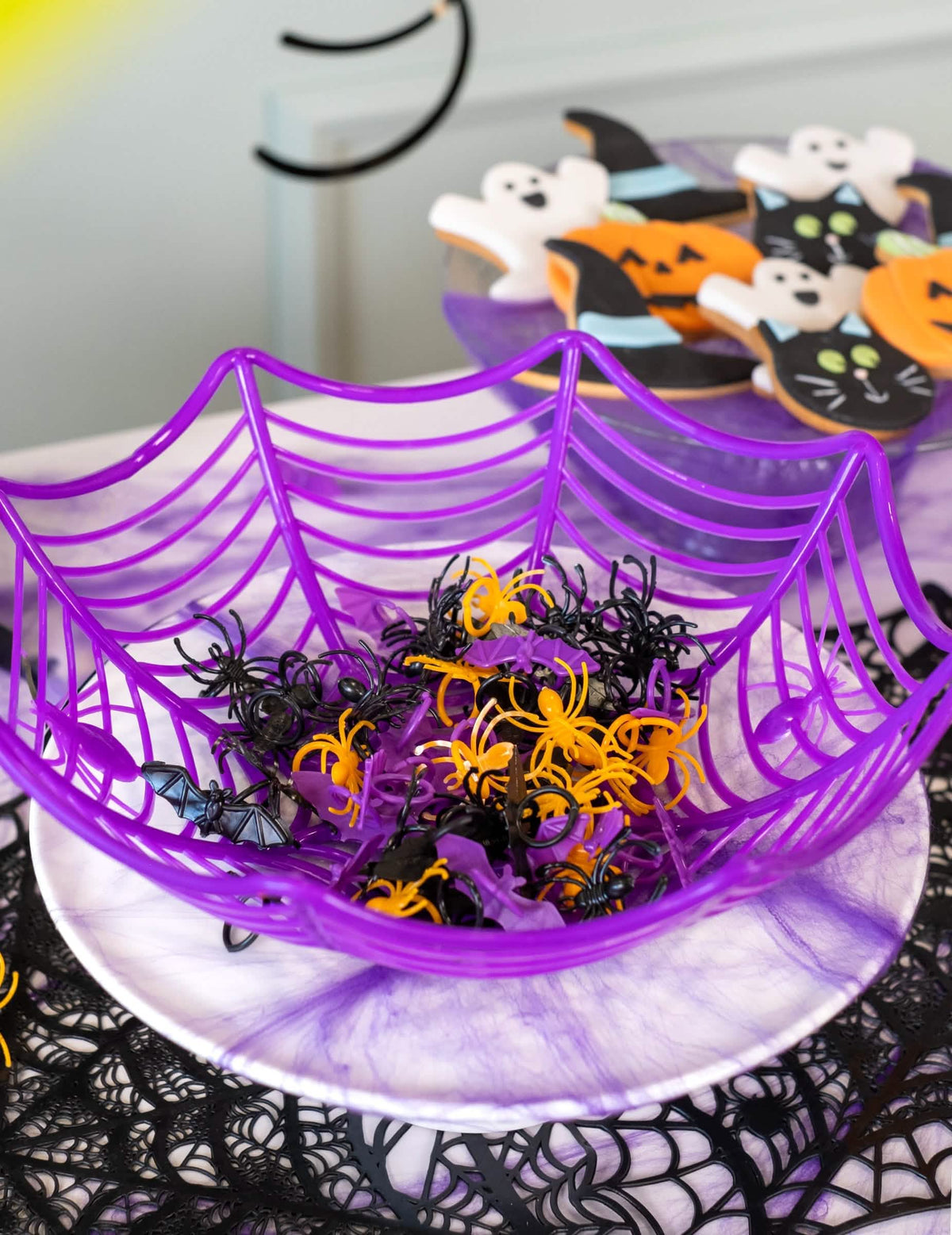 Coș din pânză de păianjen plin cu inele din plastic cu lilieci și păianjeni pentru halloween