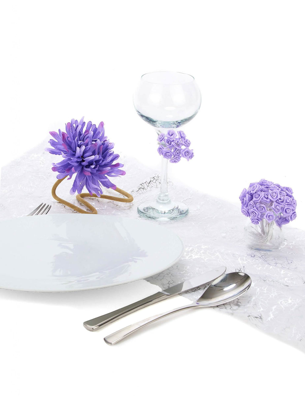 Aranjare pe o masă de petrecere cu mini trandafiri din satin pentru decorarea unei nunți, mov deschis