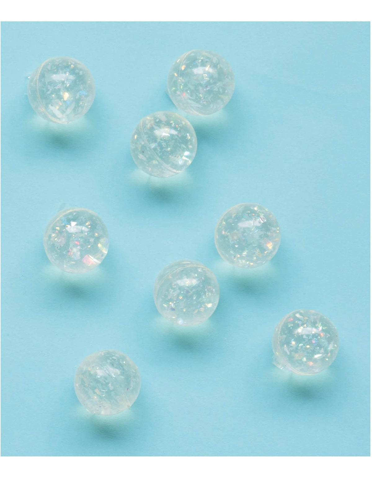 Vue de plusieurs balles rebondissantes pour piñata iridescentes effet bulles
