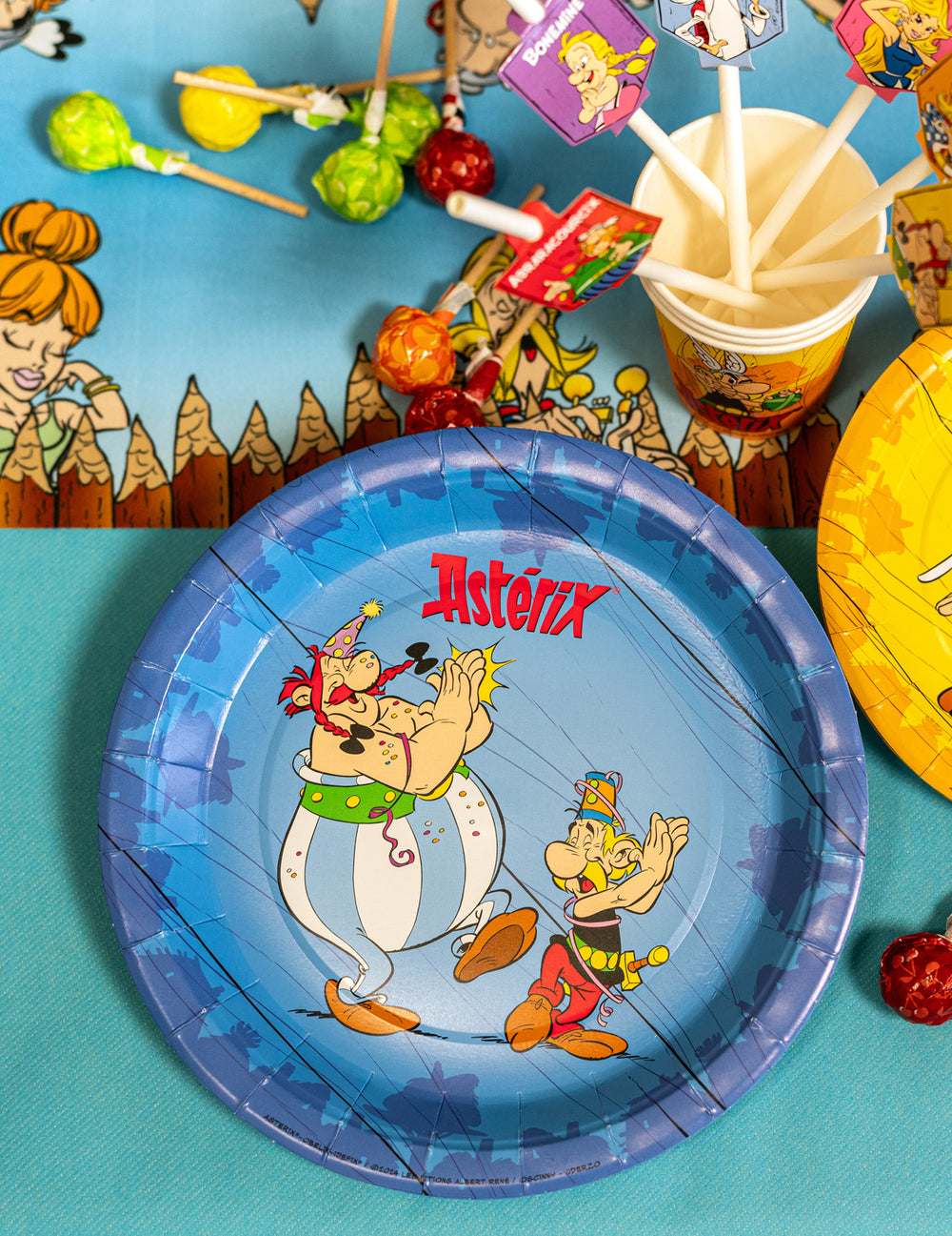 Mise en situation des assiettes Astérix sur une table de fête