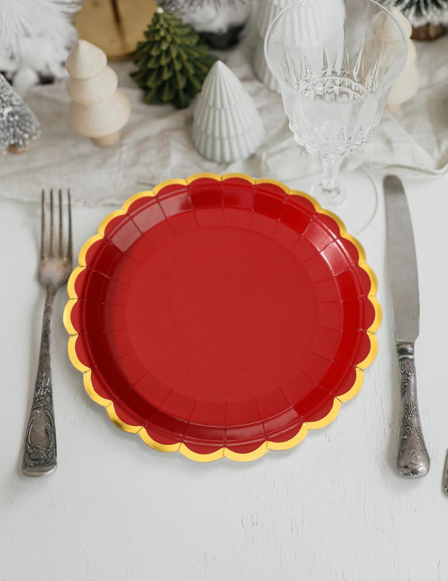 8 farfurii de carton roșii și aurii, festonate, 23 cm de Crăciun
